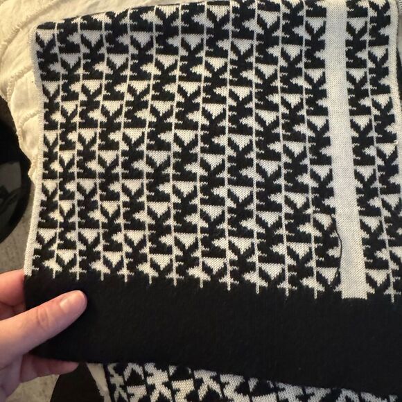 Black and Cream Patterned Fabric - Picture 2 of 9